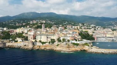 Bastia şehri ve dağların eteklerindeki limanı, Avrupa 'da, Fransa' da, Korsika 'da, Akdeniz kıyısında, yazın, güneşli bir günde.
