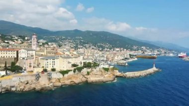 Bastia şehri ve dağların eteklerindeki limanı, Avrupa 'da, Fransa' da, Korsika 'da, Akdeniz kıyısında, yazın, güneşli bir günde.
