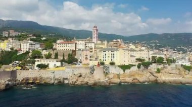 Bastia şehri ve dağların eteklerindeki limanı, Avrupa 'da, Fransa' da, Korsika 'da, Akdeniz kıyısında, yazın, güneşli bir günde.