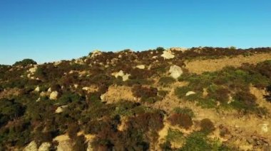 Lao bayrağı, Asya 'daki karst zirvesi ve pirinç tarlalarının üzerinde Vientiane' e doğru, Vang Vieng 'e doğru bulutlu bir günde.