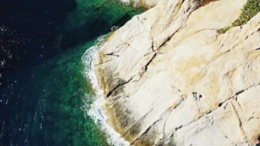 Asya 'daki dağların ve yağmur ormanlarının üzerinden bulutlar, Laos, Vientiane' e doğru, Vang Vieng 'e doğru, bulutlu bir günde.