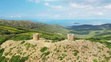 Col de la Serra 'nın Ceneviz kuleleri, Avrupa' da, Fransa 'da, Korsika' da, Bastia 'ya doğru, Akdeniz kıyısında, yazın, güneşli bir günde.