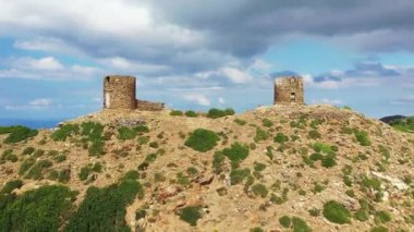 Col de la Serra 'nın Ceneviz kuleleri, Avrupa' da, Fransa 'da, Korsika' da, Bastia 'ya doğru, Akdeniz kıyısında, yazın, güneşli bir günde.