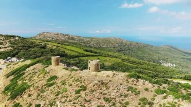Col de la Serra 'nın Ceneviz kuleleri, Avrupa' da, Fransa 'da, Korsika' da, Bastia 'ya doğru, Akdeniz kıyısında, yazın, güneşli bir günde.