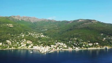 Kurak ve yeşil dağların ortasında Erbalunga şehri, Avrupa 'da, Fransa' da, Korsika 'da, Bastia' ya doğru, Akdeniz kıyısında, yazın, güneşli bir günde.