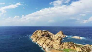 Rousse yarımadası Fanale di Petra, Avrupa 'da, Fransa' da, Korsika 'da, Bastia' ya doğru, Akdeniz kıyısında, yazın, güneşli bir günde.