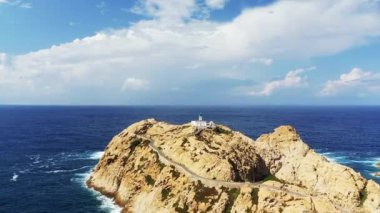Rousse yarımadası Fanale di Petra, Avrupa 'da, Fransa' da, Korsika 'da, Bastia' ya doğru, Akdeniz kıyısında, yazın, güneşli bir günde.