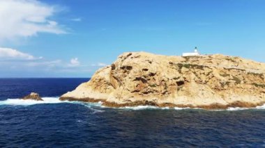 Rousse yarımadası Fanale di Petra, Avrupa 'da, Fransa' da, Korsika 'da, Bastia' ya doğru, Akdeniz kıyısında, yazın, güneşli bir günde.