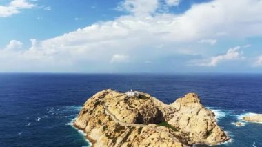 Rousse yarımadası Fanale di Petra, Avrupa 'da, Fransa' da, Korsika 'da, Bastia' ya doğru, Akdeniz kıyısında, yazın, güneşli bir günde.