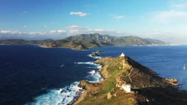 Sanguinaires Adaları, kayalık tepelerin eteklerinde, Avrupa 'da, Fransa' da, Korsika 'da, Ajaccio' ya doğru, Akdeniz kıyılarında, yazın, güneşli bir günde,.