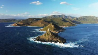 Sanguinaires Adaları, kayalık tepelerin eteklerinde, Avrupa 'da, Fransa' da, Korsika 'da, Ajaccio' ya doğru, Akdeniz kıyılarında, yazın, güneşli bir günde,.