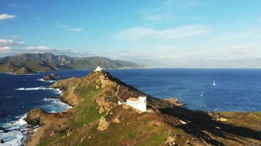 Sanguinaires Adaları, kayalık tepelerin eteklerinde, Avrupa 'da, Fransa' da, Korsika 'da, Ajaccio' ya doğru, Akdeniz kıyılarında, yazın, güneşli bir günde,.