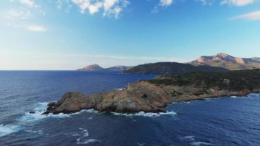 Cargese ve Ceneviz kulesinin etrafındaki kurak ve kayalık kırsal bölgede, Avrupa 'da, Fransa' da, Korsika 'da, Ajaccio' ya doğru, Akdeniz kıyısında, yazın güneşli bir günde,.