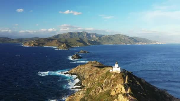 阳光灿烂的日子 在欧洲 科西嘉岛 地中海沿岸的阿贾克肖山脚下的桑吉纳群岛 — 图库视频影像