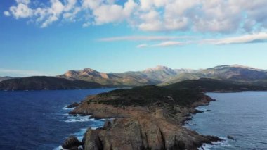 Cargese ve Ceneviz kulesinin etrafındaki kurak ve kayalık kırsal bölgede, Avrupa 'da, Fransa' da, Korsika 'da, Ajaccio' ya doğru, Akdeniz kıyısında, yazın güneşli bir günde,.