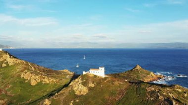 Sanguinaires Adaları, kayalık tepelerin eteklerinde, Avrupa 'da, Fransa' da, Korsika 'da, Ajaccio' ya doğru, Akdeniz kıyılarında, yazın, güneşli bir günde,.