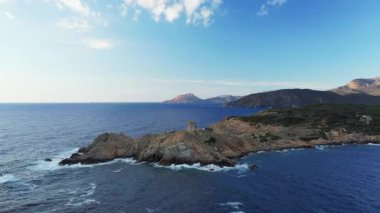 Cargese ve Ceneviz kulesinin etrafındaki kurak ve kayalık kırsal bölgede, Avrupa 'da, Fransa' da, Korsika 'da, Ajaccio' ya doğru, Akdeniz kıyısında, yazın güneşli bir günde,.