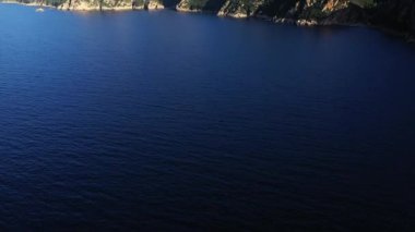 Calanques de Piana kurak kırsalın ortasında, Avrupa 'da, Fransa' da, Korsika 'da, Ajaccio' ya doğru, Akdeniz kıyısında, yazın, güneşli bir günde.