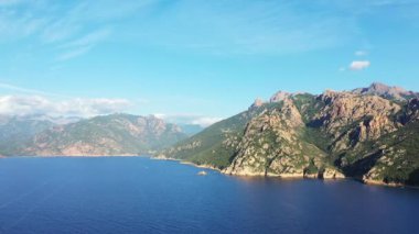 Calanques de Piana kurak kırsalın ortasında, Avrupa 'da, Fransa' da, Korsika 'da, Ajaccio' ya doğru, Akdeniz kıyısında, yazın, güneşli bir günde.
