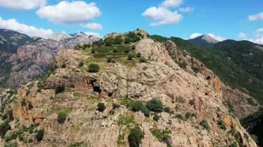 Kurak kırsalın ortasındaki Porto Vadisi 'nde, Avrupa, Fransa, Korsika' da, Akdeniz kıyısında, güneşli bir günde,.