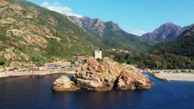 Kurak ve yeşil dağların ortasında Piana şehri, Avrupa 'da, Fransa' da, Korsika 'da, Ajaccio' ya doğru, Akdeniz kıyısında, yazın, güneşli bir günde.