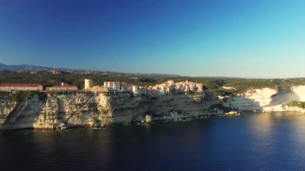 Die Stadt Bonifacio Über Den Kreidefelsen Der Grünen Landschaft Europa — Stockvideo