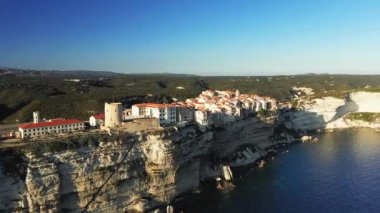 Bonifacio kasabası, Avrupa, Fransa, Korsika 'daki yeşil tebeşir kayalıklarının üzerindeki Akdeniz kıyısında, güneşli bir günde,.