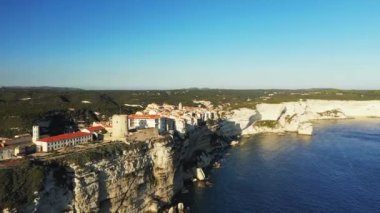 Bonifacio kasabası, Avrupa, Fransa, Korsika 'daki yeşil tebeşir kayalıklarının üzerindeki Akdeniz kıyısında, güneşli bir günde,.