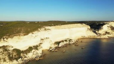 Bonifacio kasabasının tebeşir uçurumları, Avrupa, Fransa, Korsika, Ajaccio 'ya doğru, Akdeniz kıyısında, güneşli bir günde,.