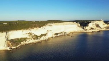 Bonifacio kasabasının tebeşir uçurumları, Avrupa, Fransa, Korsika, Ajaccio 'ya doğru, Akdeniz kıyısında, güneşli bir günde,.