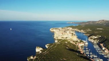 Bonifacio kasabası, Avrupa, Fransa, Korsika 'daki yeşil tebeşir kayalıklarının üzerindeki Akdeniz kıyısında, güneşli bir günde,.