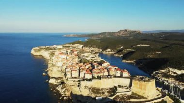 Bonifacio kasabası, Avrupa, Fransa, Korsika 'daki yeşil tebeşir kayalıklarının üzerindeki Akdeniz kıyısında, güneşli bir günde,.