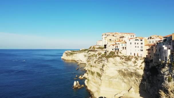 Die Stadt Bonifacio Über Den Kreidefelsen Der Grünen Landschaft Europa — Stockvideo