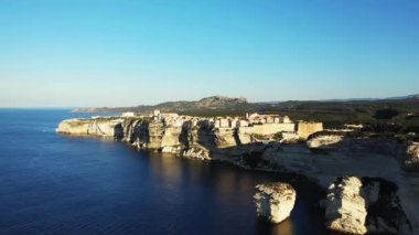 Bonifacio kasabası, Avrupa, Fransa, Korsika 'daki yeşil tebeşir kayalıklarının üzerindeki Akdeniz kıyısında, güneşli bir günde,.
