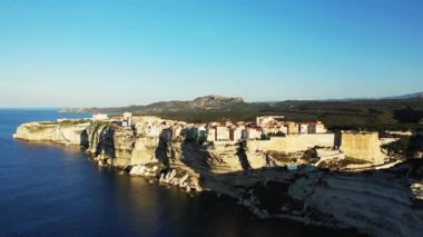Bonifacio kasabası, Avrupa, Fransa, Korsika 'daki yeşil tebeşir kayalıklarının üzerindeki Akdeniz kıyısında, güneşli bir günde,.