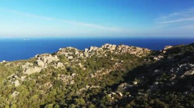 Santa Giulia Sahili dağların eteklerinde ve yeşil ormanlarda, Avrupa 'da, Fransa' da, Korsika 'da, Ajaccio' ya doğru, Akdeniz kıyısında, yazın, güneşli bir günde.