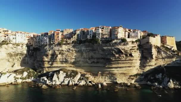 Bonifacio Városa Kréta Sziklák Felett Zöld Vidéken Európa Franciaország Korzika — Stock videók
