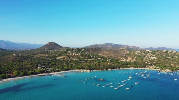 阳光明媚的一天 在欧洲 科西嘉岛 地中海畔阿贾克肖的山脚下和绿林下的圣朱利亚海滩 — 图库视频影像