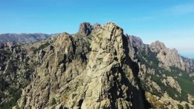 Col de Bavella 'nın sarp kayalıkları, Avrupa, Fransa, Korsika' nın yeşil kırsalında, Ajaccio 'ya doğru, Akdeniz kıyısında, güneşli bir günde,.