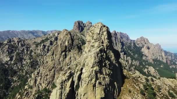 Les Falaises Rocheuses Escarpées Col Bavella Dans Campagne Verdoyante Europe — Video