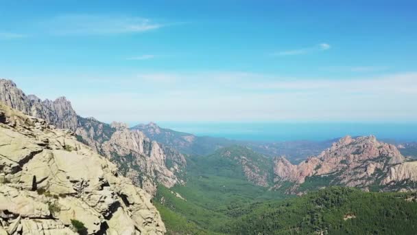 阳光明媚的一天 科西嘉岛绿地的巴伐利亚山陡峭的岩石悬崖 朝向地中海畔的阿贾克肖 — 图库视频影像