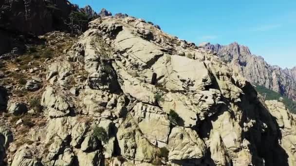阳光明媚的一天 科西嘉岛绿地的巴伐利亚山陡峭的岩石悬崖 朝向地中海畔的阿贾克肖 — 图库视频影像