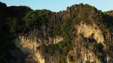 Ha Long Körfezi 'nin yeşil karst kayalıkları, Asya, Kuzey Vietnam Yazın Hai Phong' a doğru güneşli bir günde.