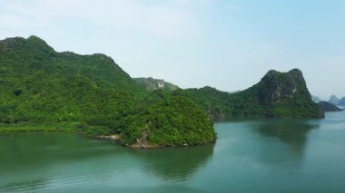 Ha Long Körfezi, Asya, Kuzey Vietnam 'daki yeşil karst kayalıkları güneşli bir günde Hai Phong, Lanh Ha' ya doğru..