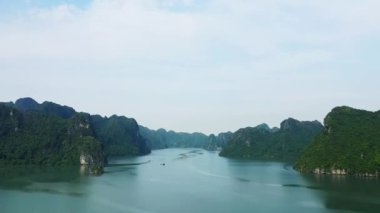 Ha Long Körfezi, Asya, Kuzey Vietnam 'daki yeşil karst kayalıkları güneşli bir günde Hai Phong, Lanh Ha' ya doğru..