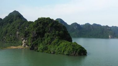 Ha Long Körfezi, Asya, Kuzey Vietnam 'daki yeşil karst kayalıkları güneşli bir günde Hai Phong, Lanh Ha' ya doğru..
