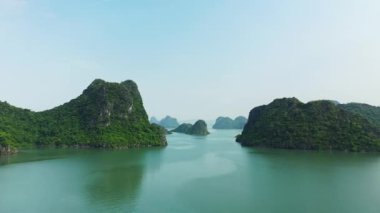 Ha Long Körfezi, Asya, Kuzey Vietnam 'daki yeşil karst kayalıkları güneşli bir günde Hai Phong, Lanh Ha' ya doğru..