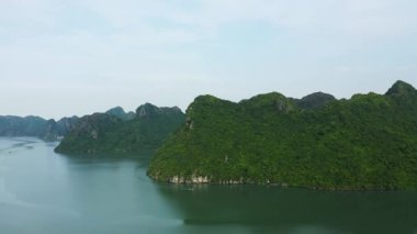 Ha Long Körfezi, Asya, Kuzey Vietnam 'daki yeşil karst kayalıkları güneşli bir günde Hai Phong, Lanh Ha' ya doğru..