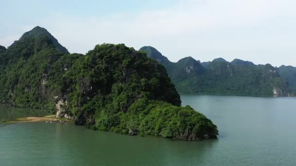 Green Karst Cliffs Long Bay Asia Northern Vietnam Hai Phong — Stockvideo