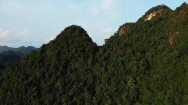 Yeşil karst dağları, Asya 'da, Vietnam' ın kuzeyinde, Cao Bang 'de, yazın, güneşli bir günde, Lang Son' a doğru..